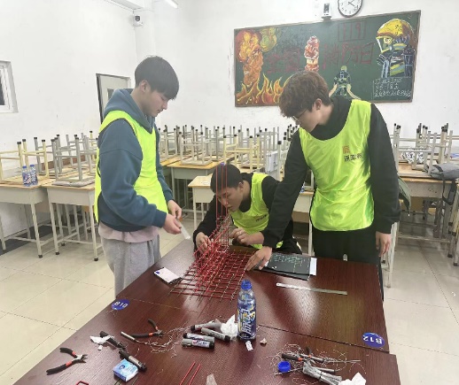 一群人站在桌子边描述已自动生成