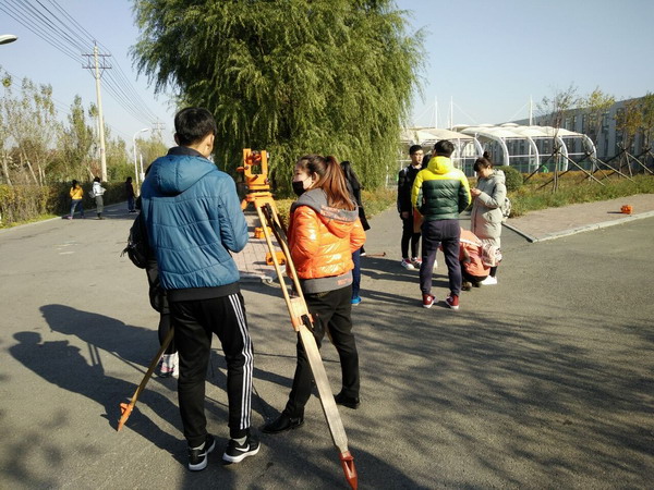 周祥旭、陈铮老师为学生做测量实训指导