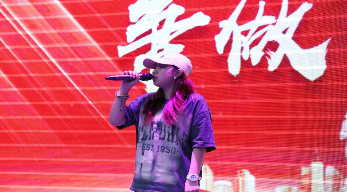 女唱歌