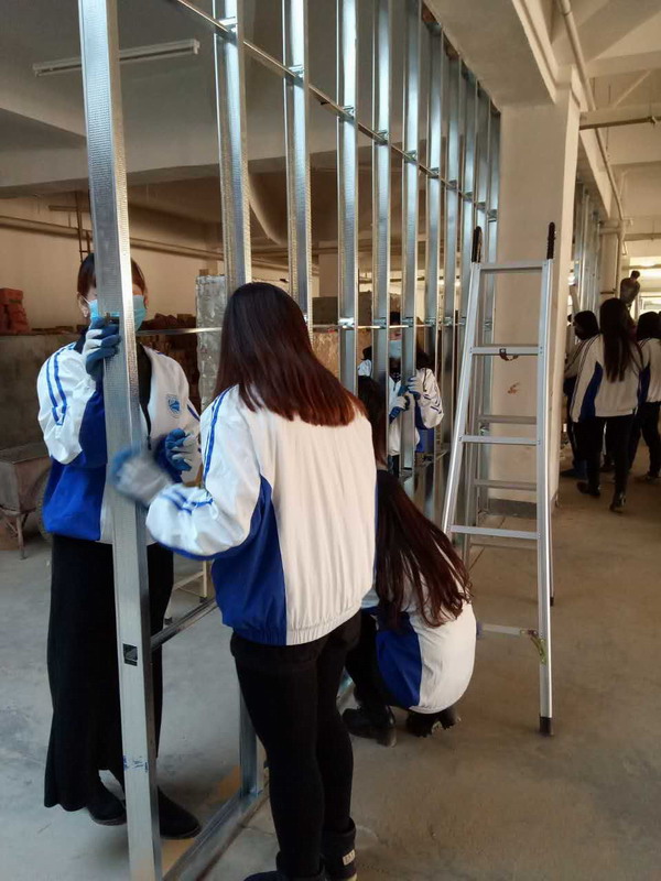 刘长华、陈铮老师给学生做装饰施工实训指导