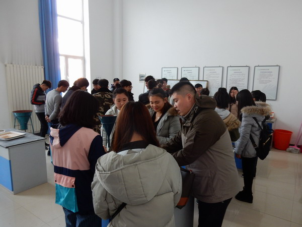 钱增老师为学生做砂石实验指导