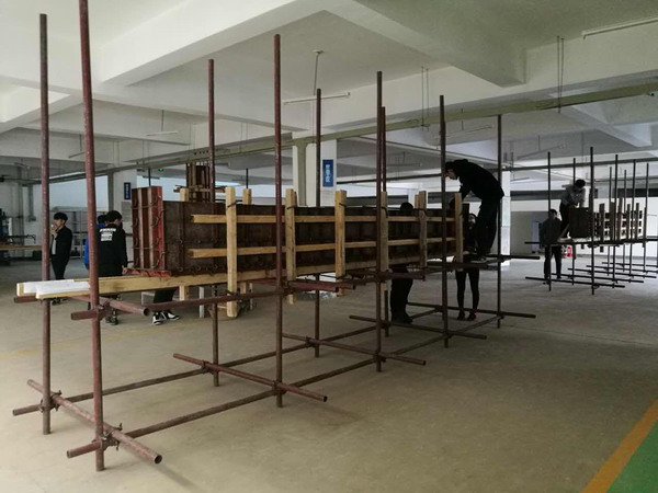 田丰起老师为学生做施工岗位综合实训指导