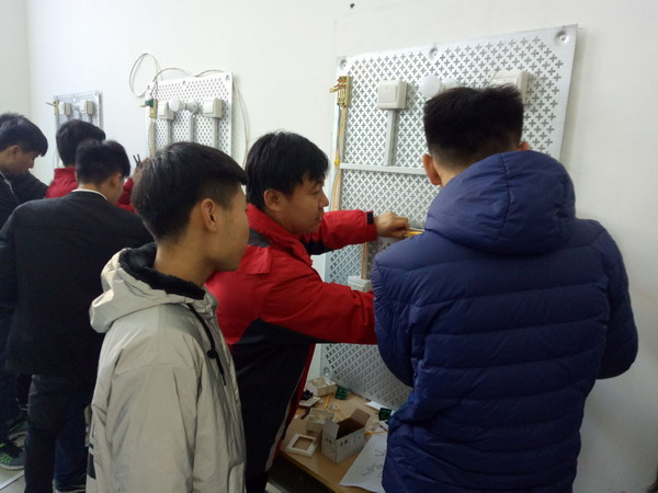 陈铮老师为学生做电工基础技能实训指导