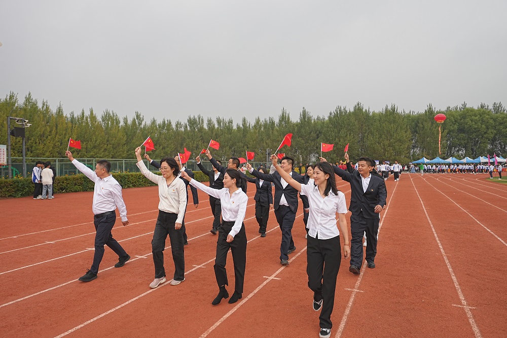 一群人在球场上打球中度可信度描述已自动生成