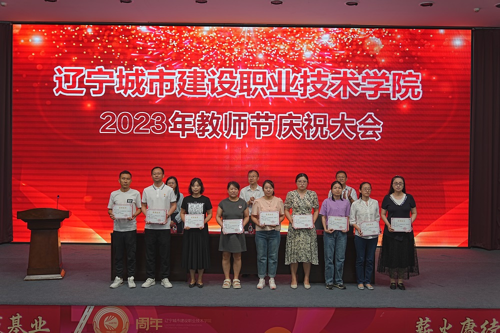 一群人站在台上中度可信度描述已自动生成 一群人站在台上中度可信度描述已自动生成