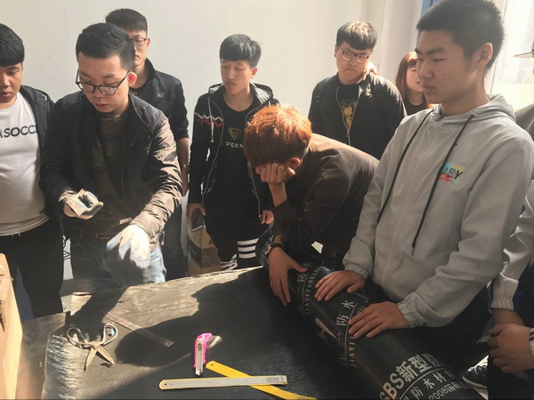 实验实训中心周祥旭、林耀勋老师为学生做见证取样实训指导